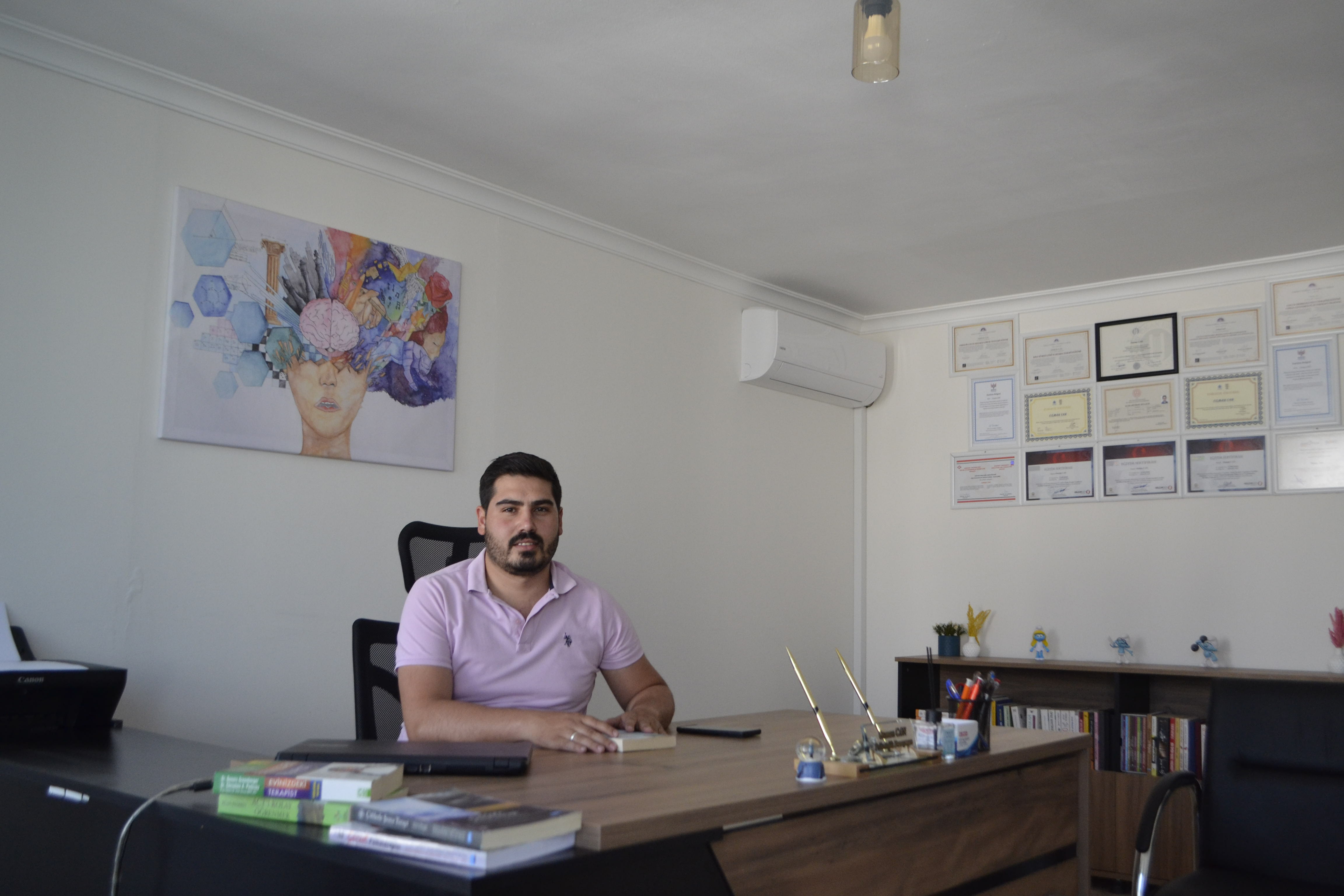 Psikolojik Danışman Osman Can, danışmanlık seansında