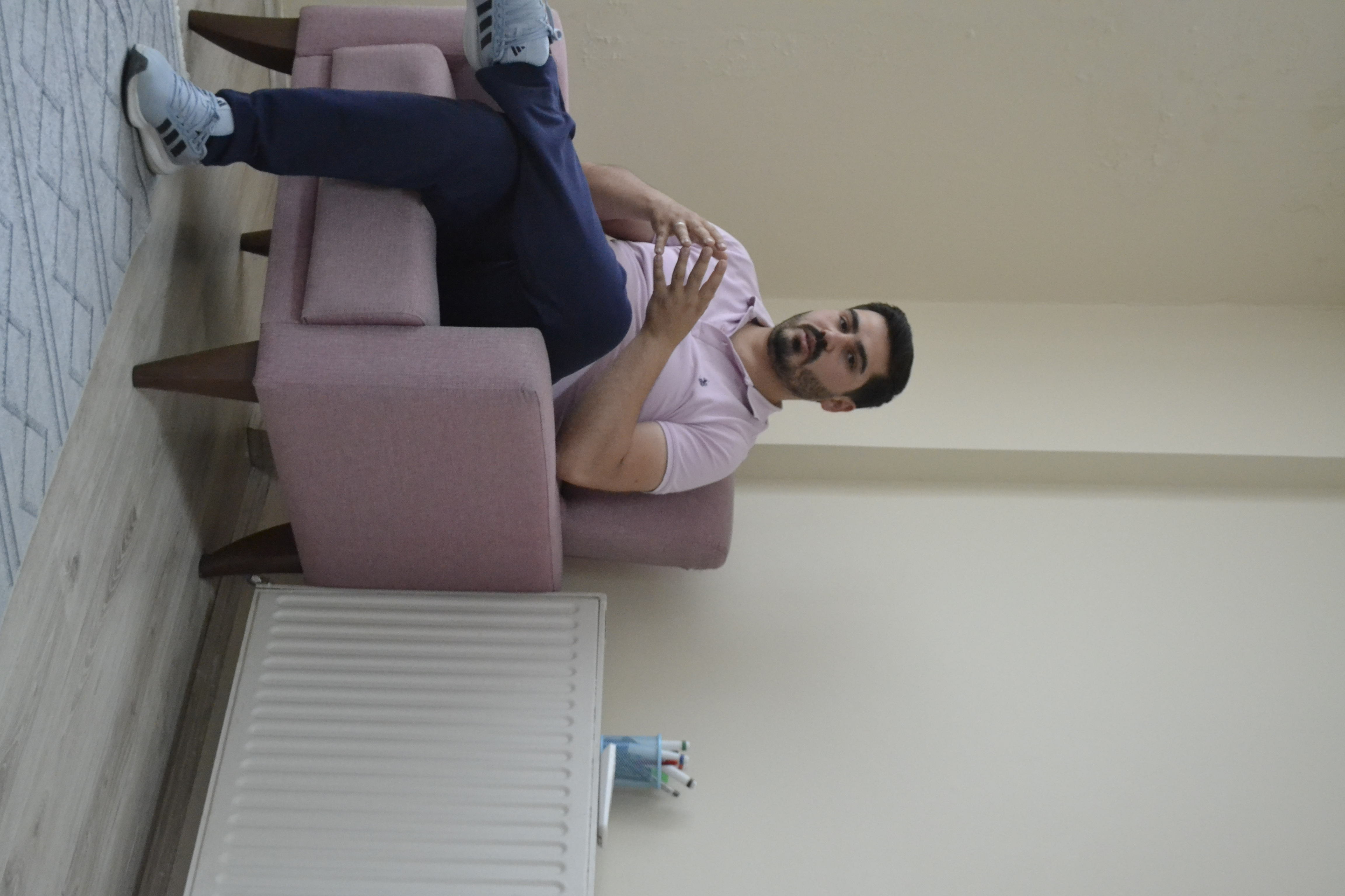 Psikolojik Danışman Osman Can, Uşak Can Psikoloji ofisinde düşünceli bir anında